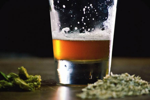 Сравнение употребления марихуаны и алкоголя: что вреднее