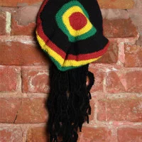 Берет вязаный Раста красно-желто-зелено-черный с дредами модель 3